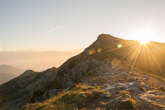 写一个含“有三个连续动作”的句子
